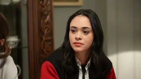 Sena Mia Kalip es Parla, la hija de Rengin y mejor amiga de Umay en Renacer: todo lo que debes saber de ella Sena Mia Kalip es Parla, la hija de Rengin y mejor amiga de Umay en Renacer: todo lo que debes saber de ella