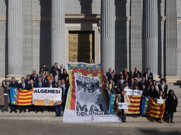 Alcaldes de los municipios afectados por la dana frente al Congreso de los Diputados