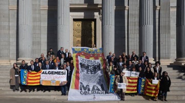 Alcaldes de los municipios afectados por la dana frente al Congreso de los Diputados