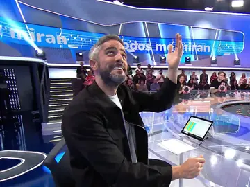 El troleo de Miguel Lago a Roberto Leal con uno de sus gestos más característicos El troleo de Miguel Lago a Roberto Leal con uno de sus gestos más característicos