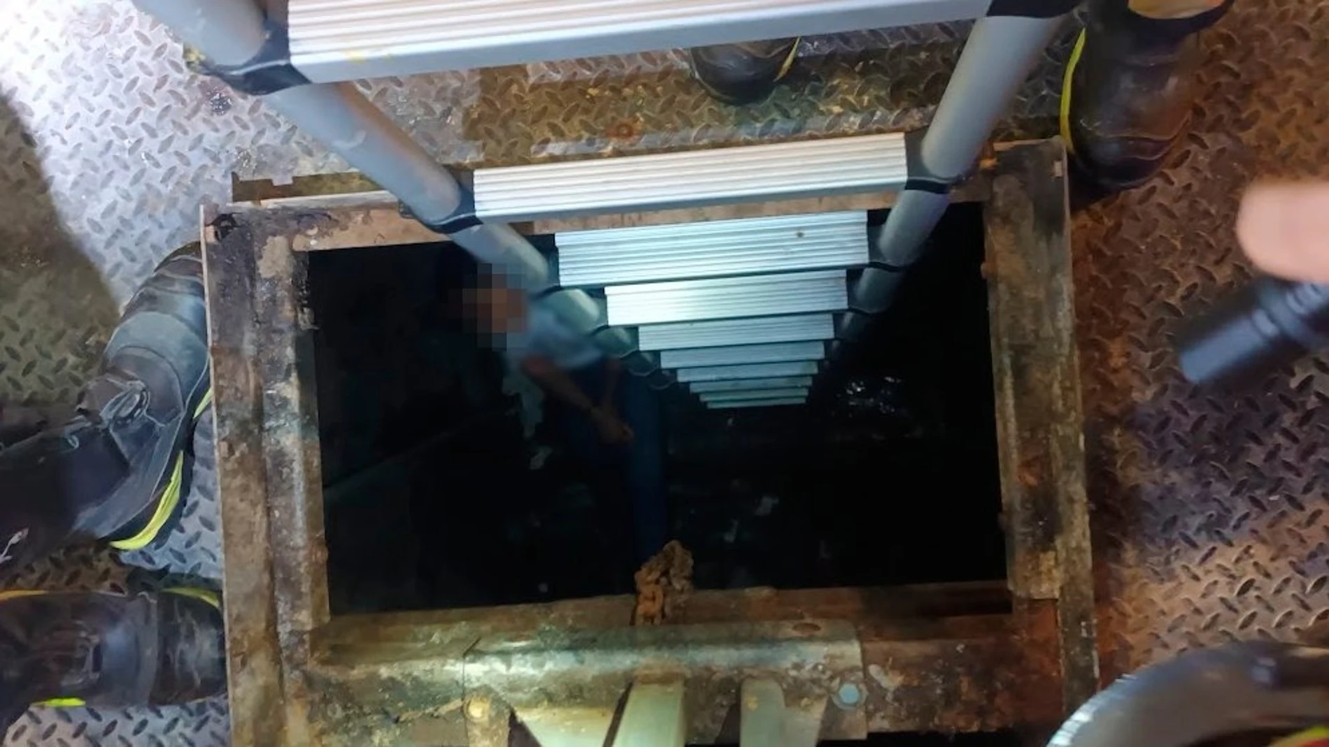 Rescatan a un joven dentro de un contenedor soterrado en Málaga Rescatan a un joven dentro de un contenedor soterrado en Málaga