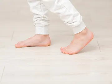 Un niño andando descalzo Un niño andando descalzo