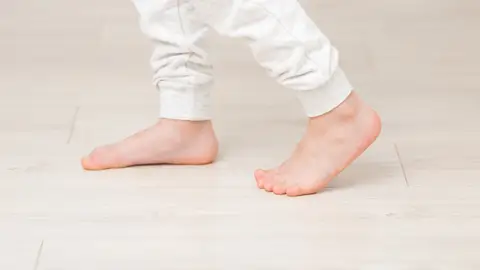 Un niño andando descalzo Un niño andando descalzo