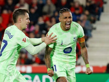 Raphinha celebra con Casadó su segundo gol al Mallorca