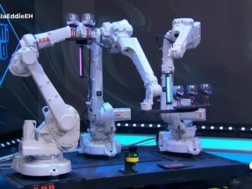 Úrsula Corberó y Eddie Redmayne alucinan con los camareros robóticos: ¡una coreografía increíble! Úrsula Corberó y Eddie Redmayne alucinan con los camareros robóticos: ¡una coreografía increíble!