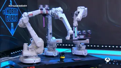 Úrsula Corberó y Eddie Redmayne alucinan con los camareros robóticos: ¡una coreografía increíble! Úrsula Corberó y Eddie Redmayne alucinan con los camareros robóticos: ¡una coreografía increíble!