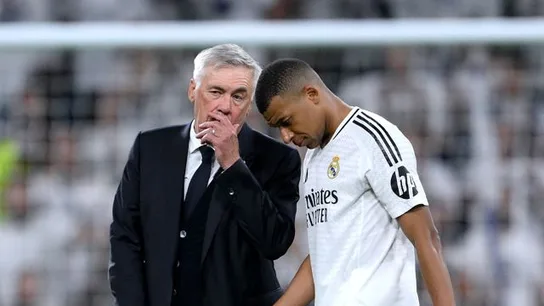 Carlo Ancelotti y Mbappé durante un partido Carlo Ancelotti y Mbappé durante un partido