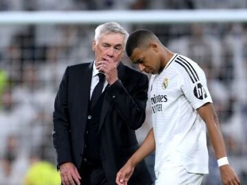 Carlo Ancelotti y Mbappé durante un partido