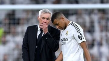 Carlo Ancelotti y Mbappé durante un partido