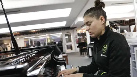 Andrea Fírvida, árbitra y pianista Andrea Fírvida, árbitra y pianista