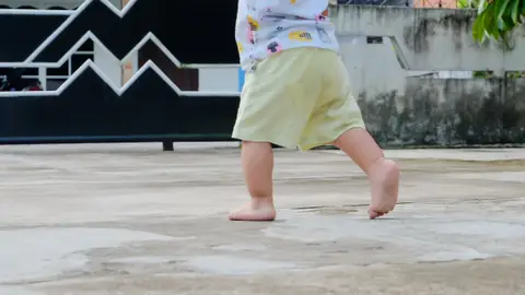 Un niño andando descalzo Un niño andando descalzo