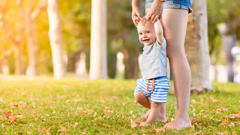 Un bebé andando descalzo Un bebé andando descalzo