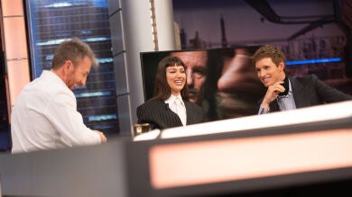 Trancas y Barrancas prueban las dotes investigadoras de Eddie Redmayne y Úrsula Corberó: 