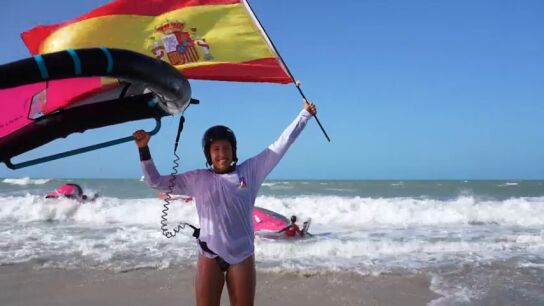 Nia Suard&iacute;az, la joven prodigio del wingfoil: "Me encanta volar sobre el agua"