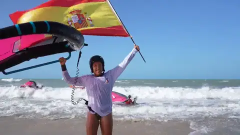 Nia Suardíaz en acción Nia Suardíaz, la joven prodigio del wingfoil: "Me encanta volar sobre el agua"