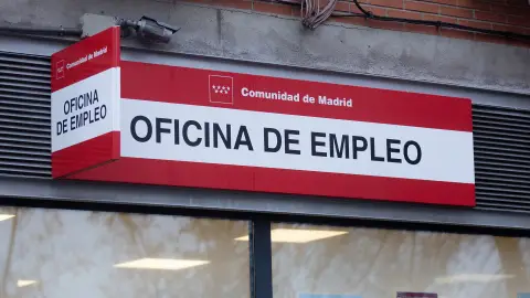 A3 Noticias 1 (03-12-24) El paro baja hasta los 2.586.018 desempleados, la cifra más baja en un mes de noviembre desde 2007 A3 Noticias 1 (03-12-24) El paro baja hasta los 2.586.018 desempleados, la cifra más baja en un mes de noviembre desde 2007