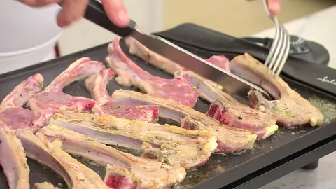 Coloca las chuletillas encima y cocínalas  Coloca las chuletillas encima y cocínalas