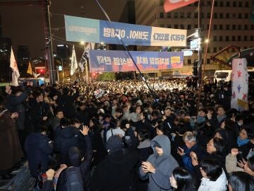 Personas frente a la Asamblea Nacional en Seúl, Corea del Sur