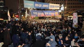 Personas frente a la Asamblea Nacional en Seúl, Corea del Sur