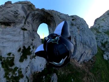 El vuelo de Javi Centeno a 200 km/h en el ojo de buey de Peña Mea