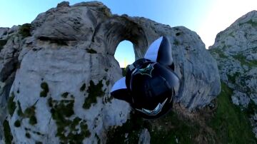 El vuelo de Javi Centeno a 200 km/h en el ojo de buey de Peña Mea