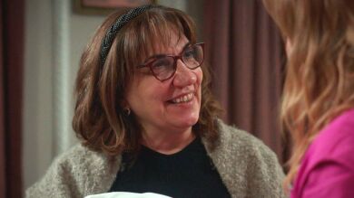 El regalo más especial: Gülçiçek emociona a Bahar con una bata bordada que simboliza su renacer