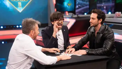 Luis Piedrahita deja asombrado a Aaron Taylor-Johnson con su increíble magia Luis Piedrahita deja asombrado a Aaron Taylor-Johnson con su increíble magia