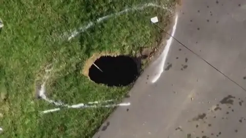 Buscan a una mujer que podría haber caído a un agujero buscando a su gato Buscan a una mujer que podría haber caído a un agujero buscando a su gato