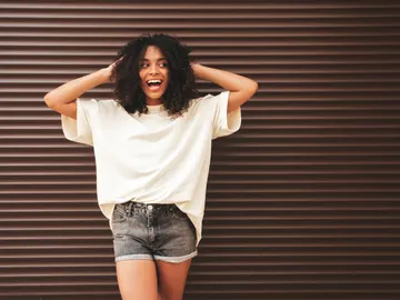 Chica con camiseta oversize Chica con camiseta oversize