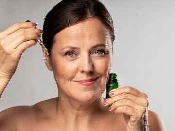 Mujer haciendo su rutina de belleza