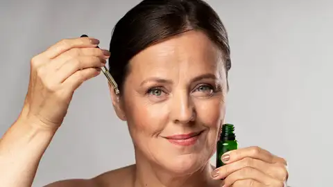 Mujer haciendo su rutina de belleza Mujer haciendo su rutina de belleza