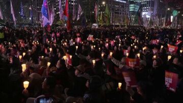 Protestas en Corea del Sur exigiendo la dimisión del presidente 