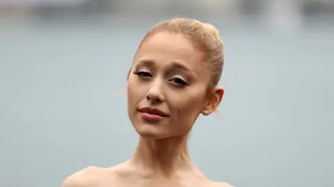 Ariana Grande promocionando Wicked Ariana Grande promocionando Wicked