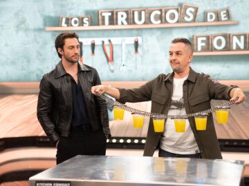 &iquest;C&oacute;mo servir seis cervezas a la vez? El truco de Fontecha que sorprende a Aaron Taylor-Johnson