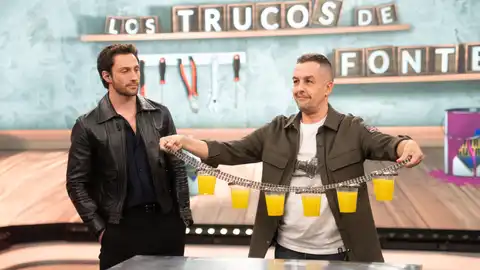 ¿Cómo servir seis cervezas a la vez? El truco de Fontecha que sorprende a Aaron Taylor-Johnson ¿Cómo servir seis cervezas a la vez? El truco de Fontecha que sorprende a Aaron Taylor-Johnson