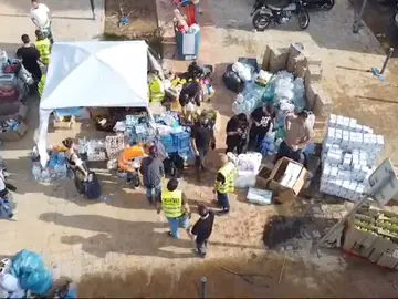 Reparto de ayuda en una de las zonas afectadas de DANA Reparto de ayuda en una de las zonas afectadas de DANA