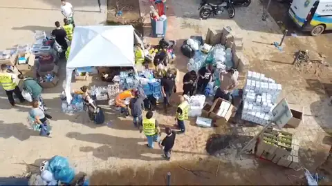 Reparto de ayuda en una de las zonas afectadas de DANA Reparto de ayuda en una de las zonas afectadas de DANA