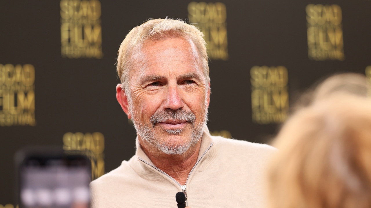 Kevin Costner posa con 6 de sus hijos que van desde lo 40 a los 14 años