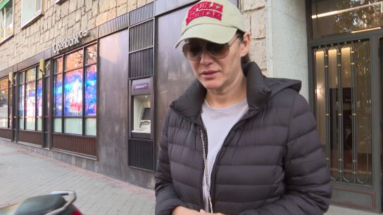 Fabiola Mart&iacute;nez haciendo declaraciones a la prensa