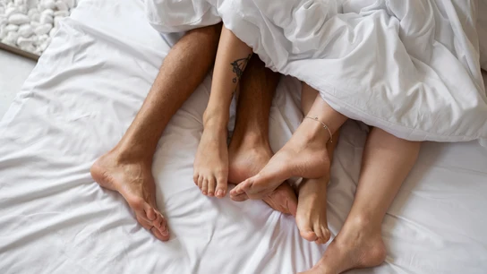 Pareja en la cama Pareja en la cama