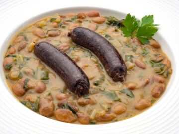 Alubias pintas con acelga y morcilla