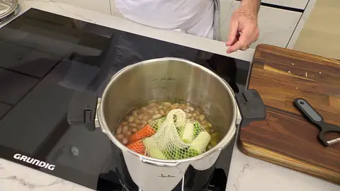 Introduce las hortalizas en una olla. Introduce las hortalizas en una olla.