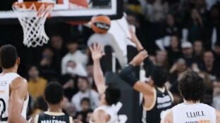 Imagen de la pol&eacute;mica acci&oacute;n entre Campazzo y Roberson
