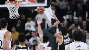 Imagen de la polémica acción entre Campazzo y Roberson Imagen de la polémica acción entre Campazzo y Roberson