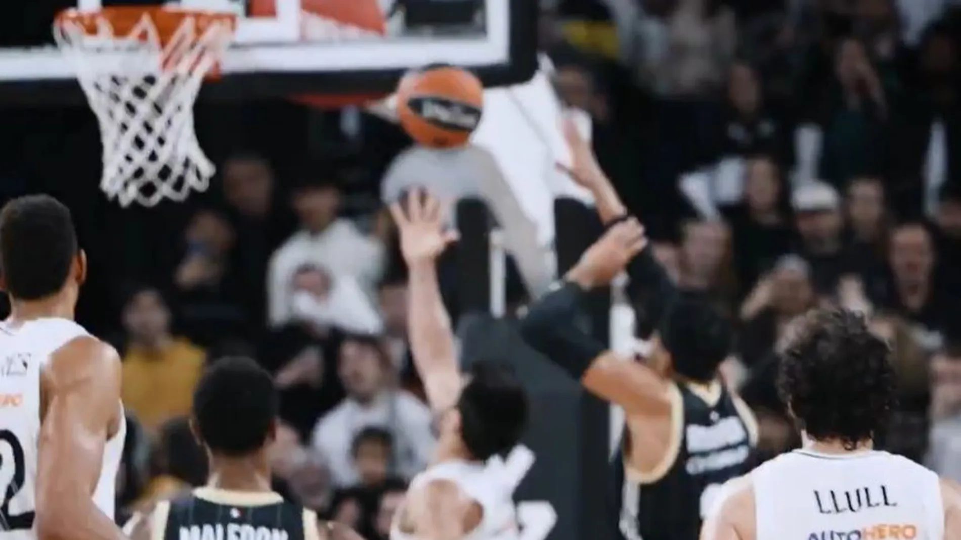 Imagen de la polémica acción entre Campazzo y Roberson Imagen de la polémica acción entre Campazzo y Roberson