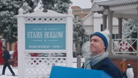 Sean Gunn (Kirk) en el anuncio de Las chicas GIlmore