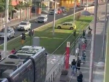 Un vehículo invade las vías del tranvía en Tenerife poniendo en peligro la circulación