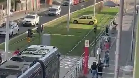 Un vehículo invade las vías del tranvía en Tenerife poniendo en peligro la circulación Un vehículo invade las vías del tranvía en Tenerife poniendo en peligro la circulación