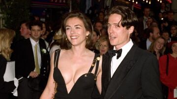 Hugh Grant y Elizabeth Hurley, con su vestido de Versace, en la premiere de 1994 de Cuatro bodas y un funeral