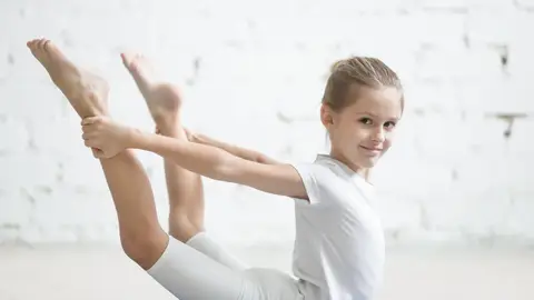 Niña haciendo gimnasia Niña haciendo gimnasia
